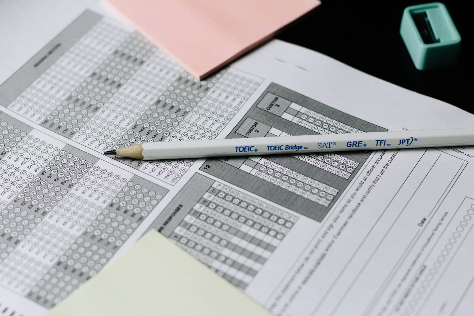TOEIC·JPT가 표기된 연필과 OMR 답안지