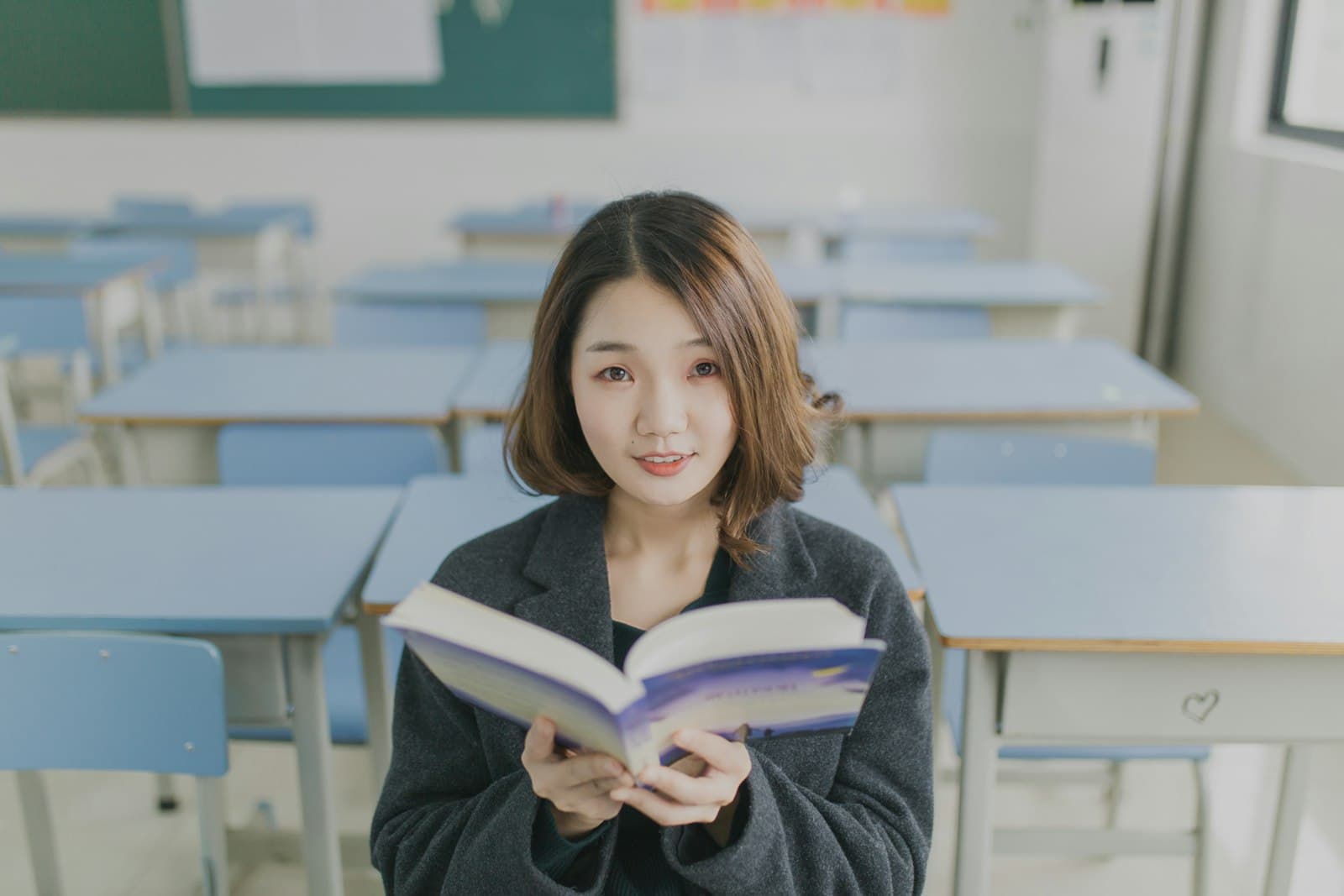 빈 교실에서 혼자 책을 보는 학생