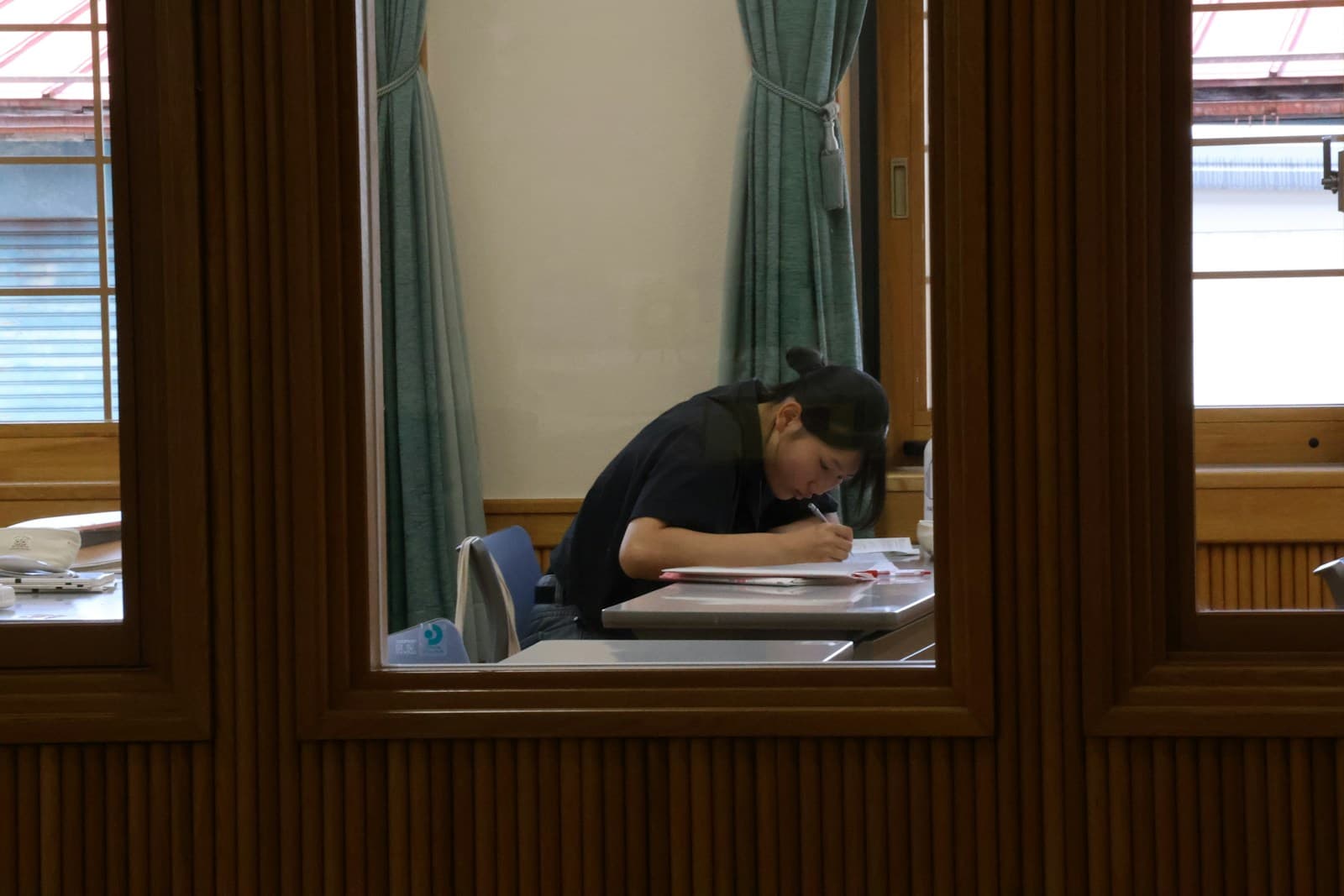 일본 도서관에서 혼자 필기하며 공부하는 학생